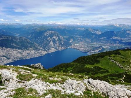 Il lago di Garda dalla vetta dell'Altissimo di Nago