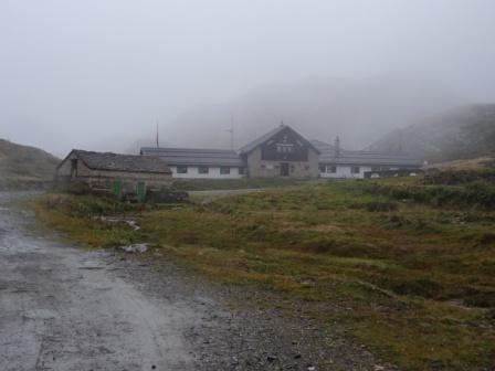 Intorno al Monte Basodino Rifugio Maria Luisa nella nebbia