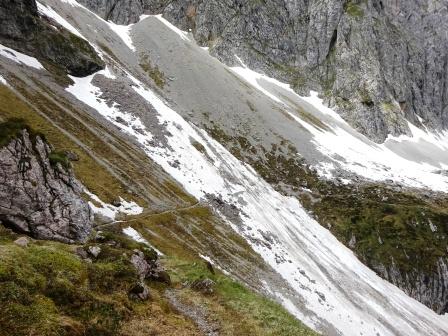 Nevaio e sentiero Pozza Bassa Dolomiti Brenta Val d'Ambiez