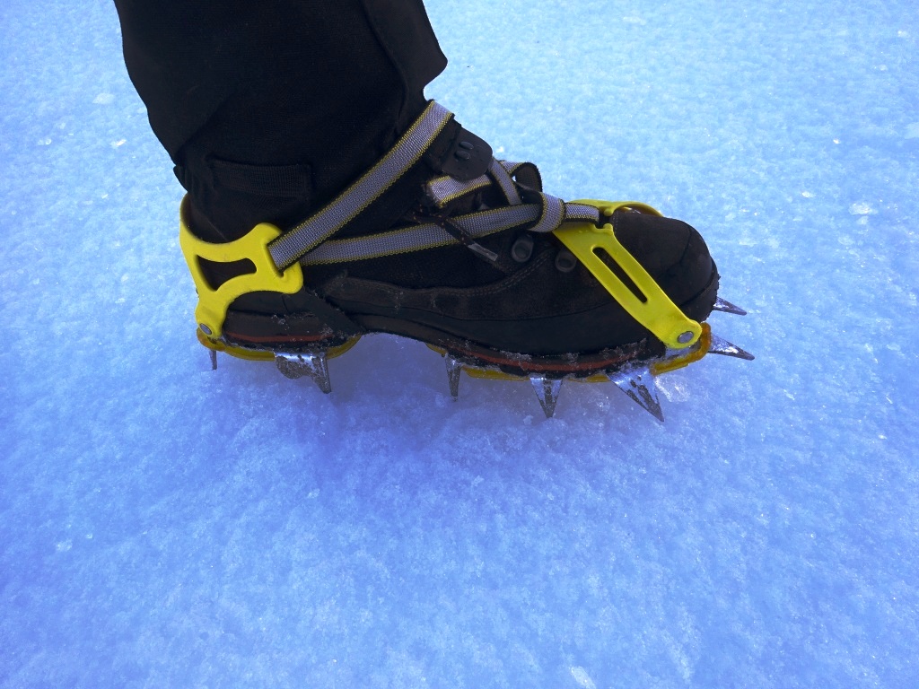 Bambini e ramponi: trekking in montagna su ghiaccio e neve dura 