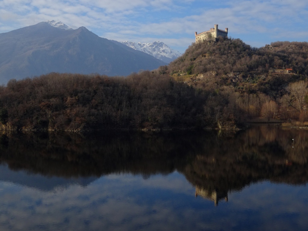 Castello di Montalto e Lago Pistono anfiteatro morenico Ivrea