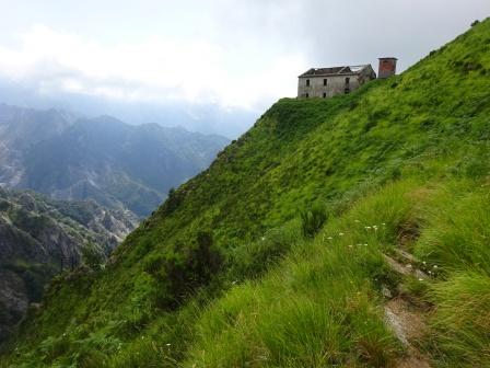 Giro del Monte Sagro Casa dei Pisani